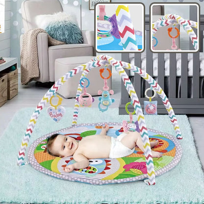 tapis-eveil-bebe-bebe-allonge-regarde-pendentifs