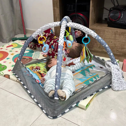 tapis-eveil-bebe-gris-filet-bebe-allonge-pendentifs