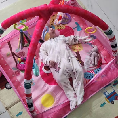 tapis-eveil-bebe-rose-arches-bebe-allonge