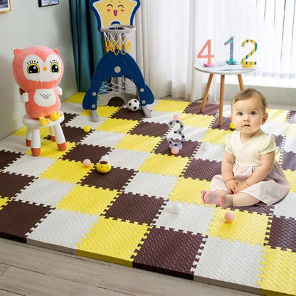 tapis-eveil-pour-bebe-jaune-brun-bebe assis